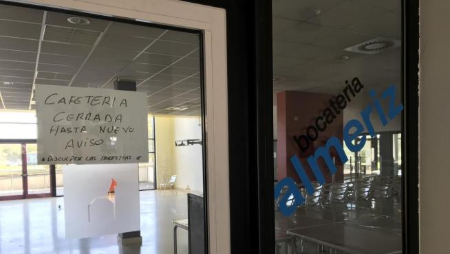 Usuarios de la piscina Almériz de Huesca piden que se abra la cafetería