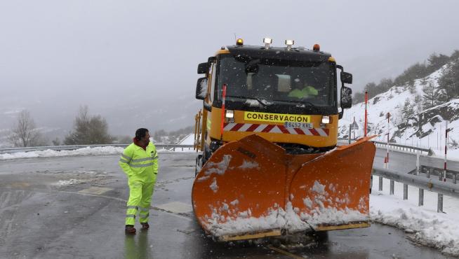 Aragón tiene preparadas 140 máquinas quitanieves para atender las dificultades invernales en carreteras nacionales