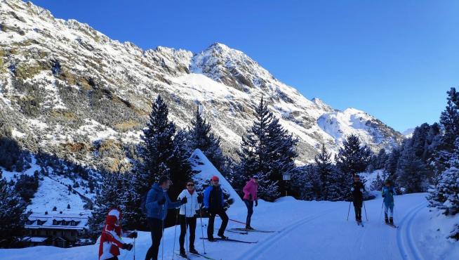 Los esquiadores disfrutan de un domingo soleado en el Pirineo de Huesca