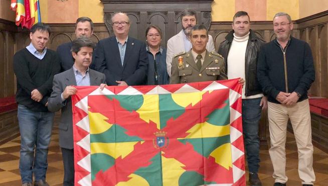 El Ayuntamiento entrega la bandera de Huesca a la XXXIII Expedición Científica a la Antártida
