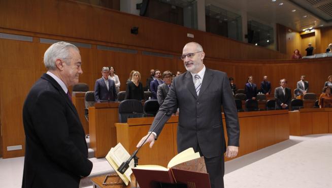Álvaro Burrell toma posesión como diputado regional