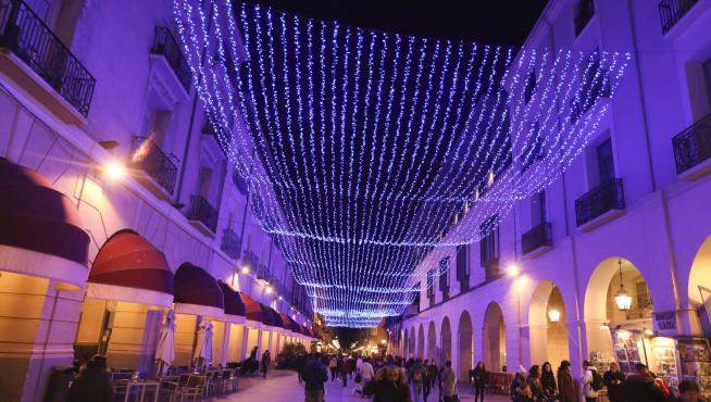Miles de bombillas led iluminan el inicio de las fiestas navideñas en Huesca