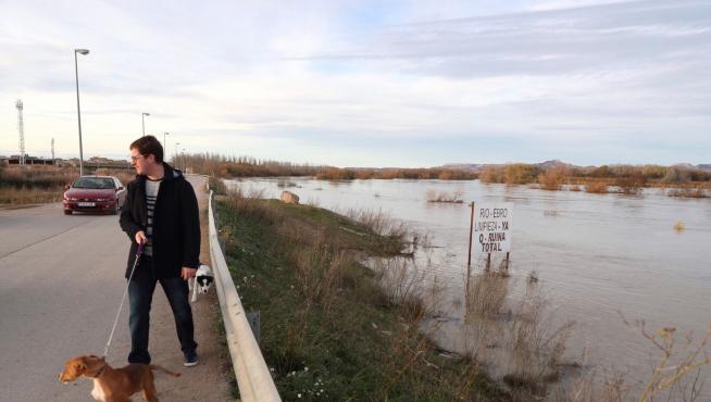 El caudal del Ebro supera en la capital aragonesa los 4 metros de altura