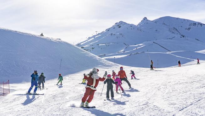 Papa Noel se convierte en un esquiador más en Formigal y Cerler