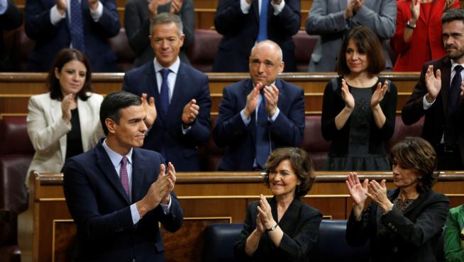 Sánchez encara su investidura en un Congreso crispado y partido en dos