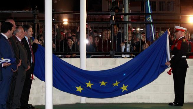 Gibraltar se despide de la UE con la arriada de la bandera europea