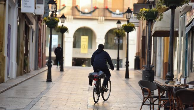 Las asociaciones ciclistas de Huesca reclaman la supresión en general de las aceras bici