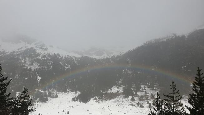 Bello arcoíris entre la nieve