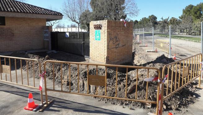 Obras en la tapia del Campin San Jorge de Huesca