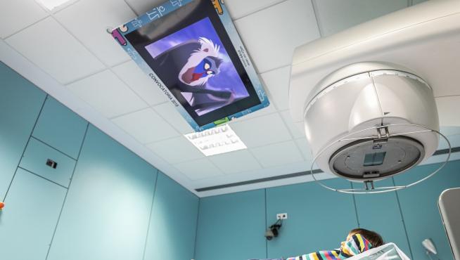 Dibujos animados mientras los niños con cáncer reciben radioterapia