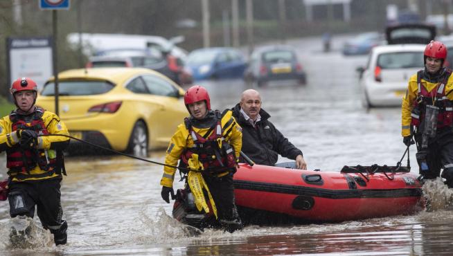 Inundaciones y caos en el transporte del Reino Unido por la tormenta Dennis