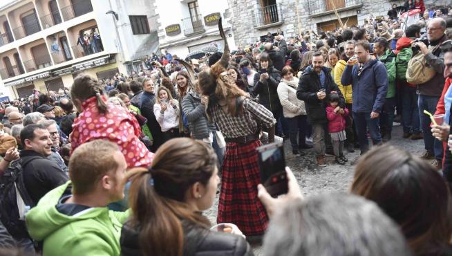 Gran ambiente y mucho público en el popular carnaval de Bielsa