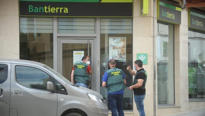La Guardia Civil busca a los atracadores de un banco de Almudévar