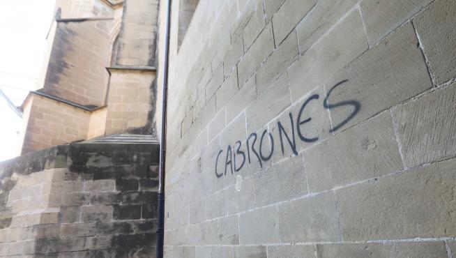 La catedral de Huesca baraja colocar una verja para protegerse de los grafiteros