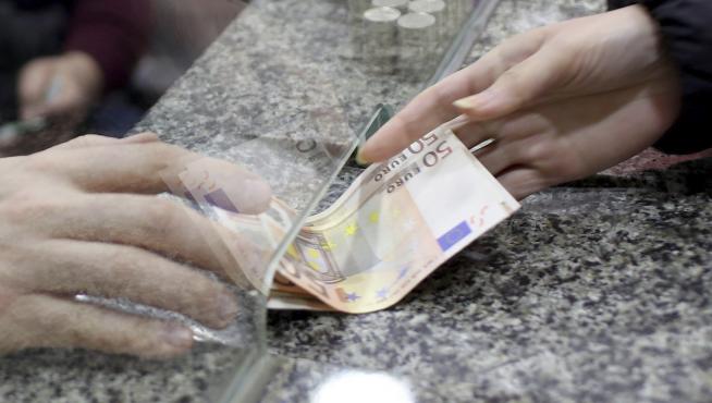 El salario bruto anual subió un 1,9% en 2019, hasta 23.450,25 euros, según el INE