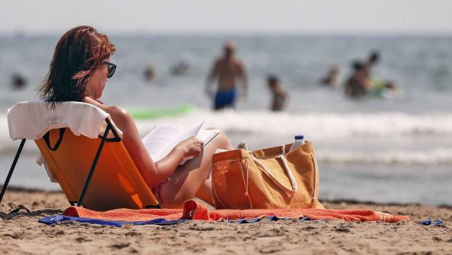 Los epidemiólogos piden no fumar en playas y terrazas para evitar contagios