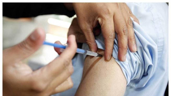 Los médicos piden extender y adelantar la vacunación contra la gripe para mitigar los efectos del coronavirus