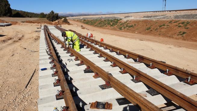 Adif avanza en las obras de renovación integral de vía en la línea Zaragoza-Teruel-Sagunto