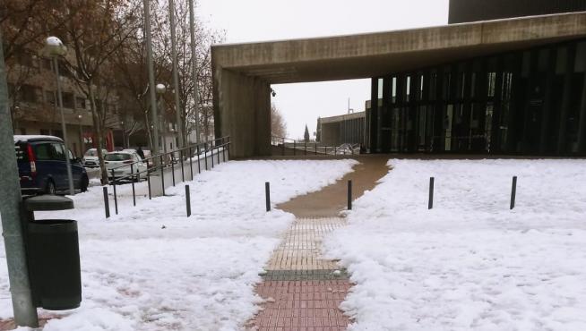 El Ayuntamiento de Huesca cancela el Mercado de Venta Ambulante y pide precaución por la nieve y el hielo que puede caer de tejados y cornisas