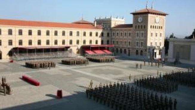 La Academia Militar de Zaragoza celebra con una parada en el aniversario de su decreto fundacional