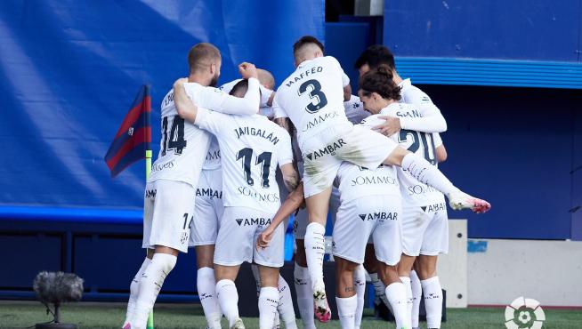 Los jugadores del Huesca celebran el gol de Sandro.