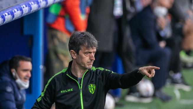El técnico del Huesca da instrucciones a sus jugadores.