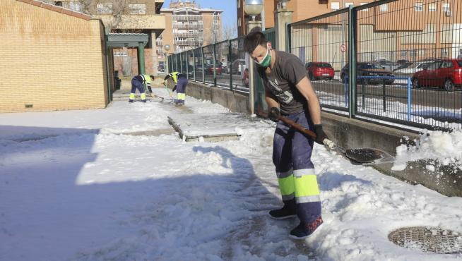 Brigadas municipales, limpiando un colegio de Huesca durante el temporal Filomena.