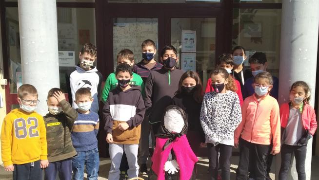 Alumnos del colegio de Alcubierre posan con la vieja Remolona