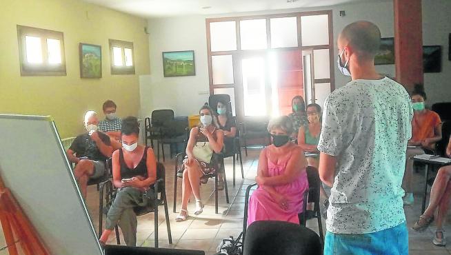 Primer encuentro de colaboradores de Pueblos Vivos en la sede comarcal de Puente La Reina.