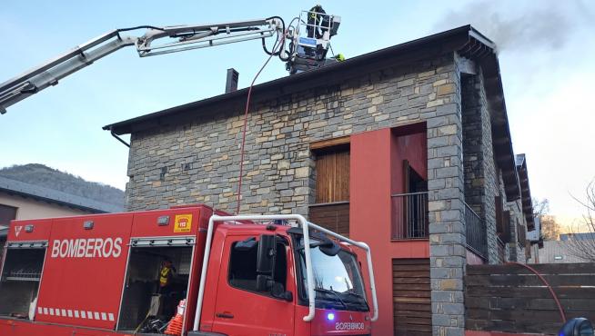 Los bomberos tratan de sofocar el fuego declarado en una vivienda de Castejón de Sos