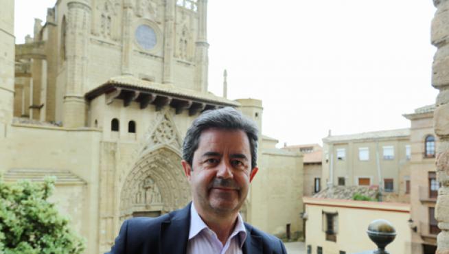 Luis Felipe, alcalde de Huesca, en el balcón del ayuntamiento
