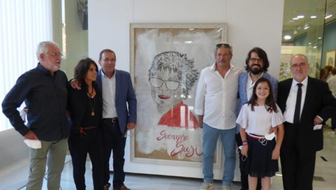 Marina Abarca (izda.), con el resto de la familia de Susi Lachén junto al retrato que preside la exposición.