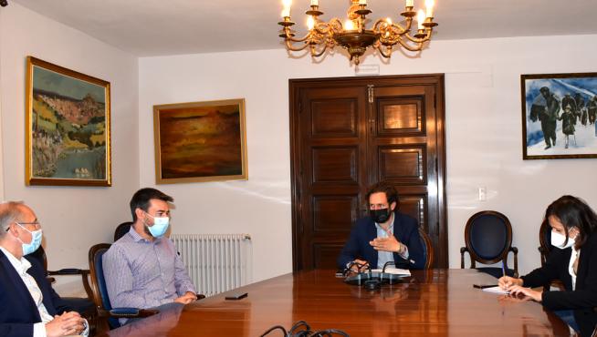 reunión de trabajo mantenida entre el Ayuntamiento y los responsables de la Universidad de la Experiencia para preparar el próximo curso.