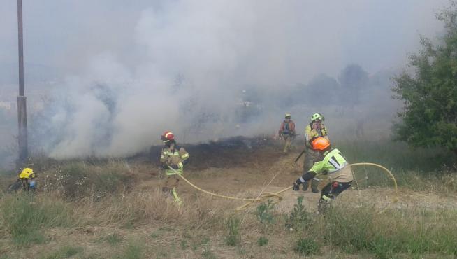 Los equipos de extinción de incendios durante su intervención.