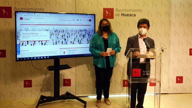Rosa Serrano y Luis Felipe, presentando la web de participación ciudadana.