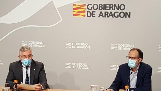 El consejero de Agricultura, Ganadería y Medio Ambiente del Gobierno de Aragón, Joaquín Olona, (izda) y el director general de Desarrollo Rural, Jesús Nogués.