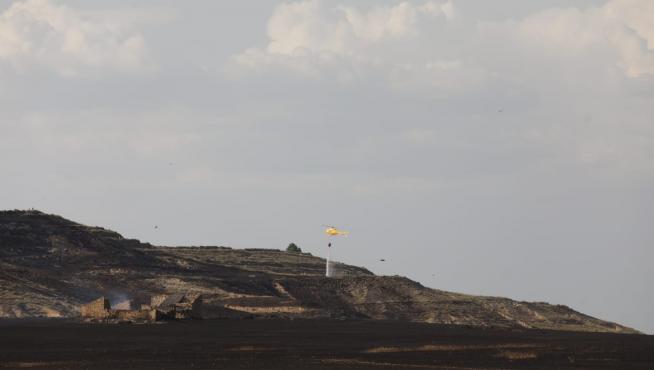 Un incendio en los trabajos de extinción del incendio en un campo de cereal de Almudévar.