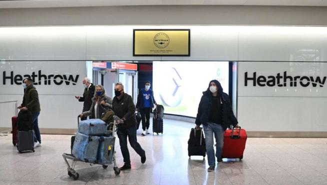 Un grupo de turistas sale del aeropuerto de Heathrow en el Reino Unido