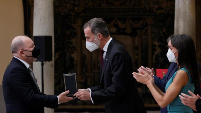 Los reyes Felipe VI y Letizia hacen entrega de la Medalla de Oro al Mérito en las Bellas Artes 2018 a Rubén Blades.
