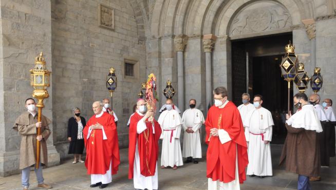El obispo de Jaca y Huesca, Julián Ruiz, muestra las reliquias al público reunido junto a la lonja mayor.