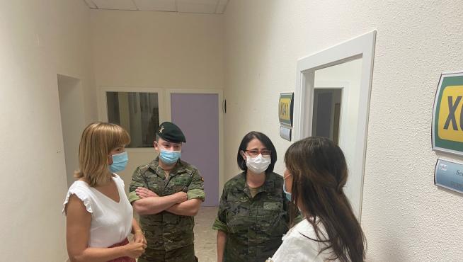 Pilar Alegría y Sira Repollés, en el Hospital Militar.