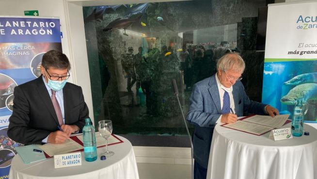 Firma del convenio entre el Planetario de Aragón, ubicado en Huesca, y el Parque de atracciones de Zaragoza.