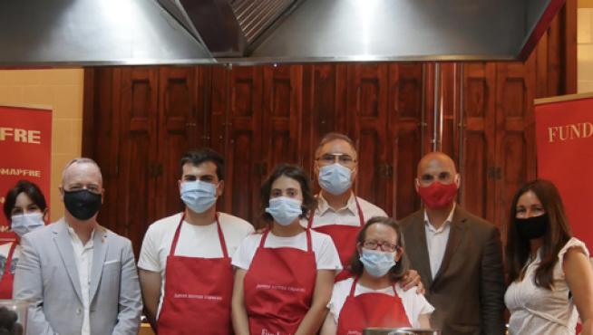 Usuarios y miembros de Valentia junto a Carmelo Bosque en las cocinas del Lillas Pastia.