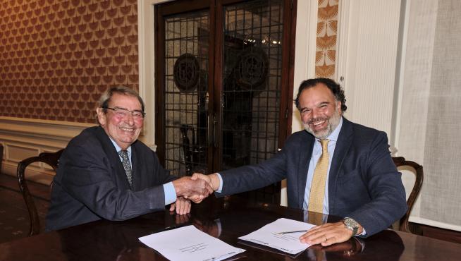 Alejandro Echevarría y Fernando de Yarza firmaron el acuerdo de colaboración.