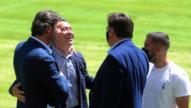 Rubén García, Manuel Torres y Jordi Carracedo conversan con Nacho Ambriz sobre el césped de El Alcoraz.