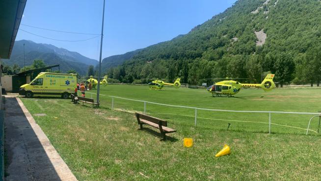 Algunos de los helicópteros desplazados a la zona para rescatar a los heridos y apagar el fuego.