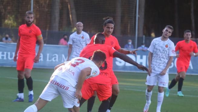 Seoane y Pulido observan a Peñaloza con la pelota durante el choque ante el Mallorca