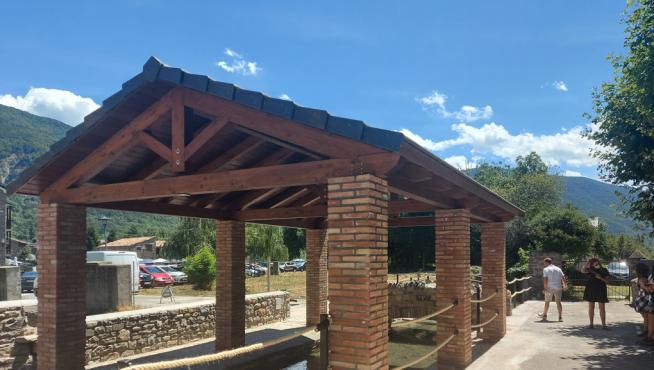Lavadero recuperado en Biescas con su estructura de madera