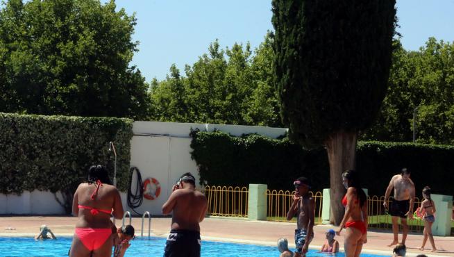 Usuarios bañándose en las piscinas del Complejo Deportivo de San Jorge.