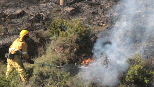 Trabajos de extinción de un incendio en la provincia de Huesca